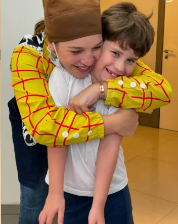 Dra. Rafaela Ayello abraçando um menino durante a consulta